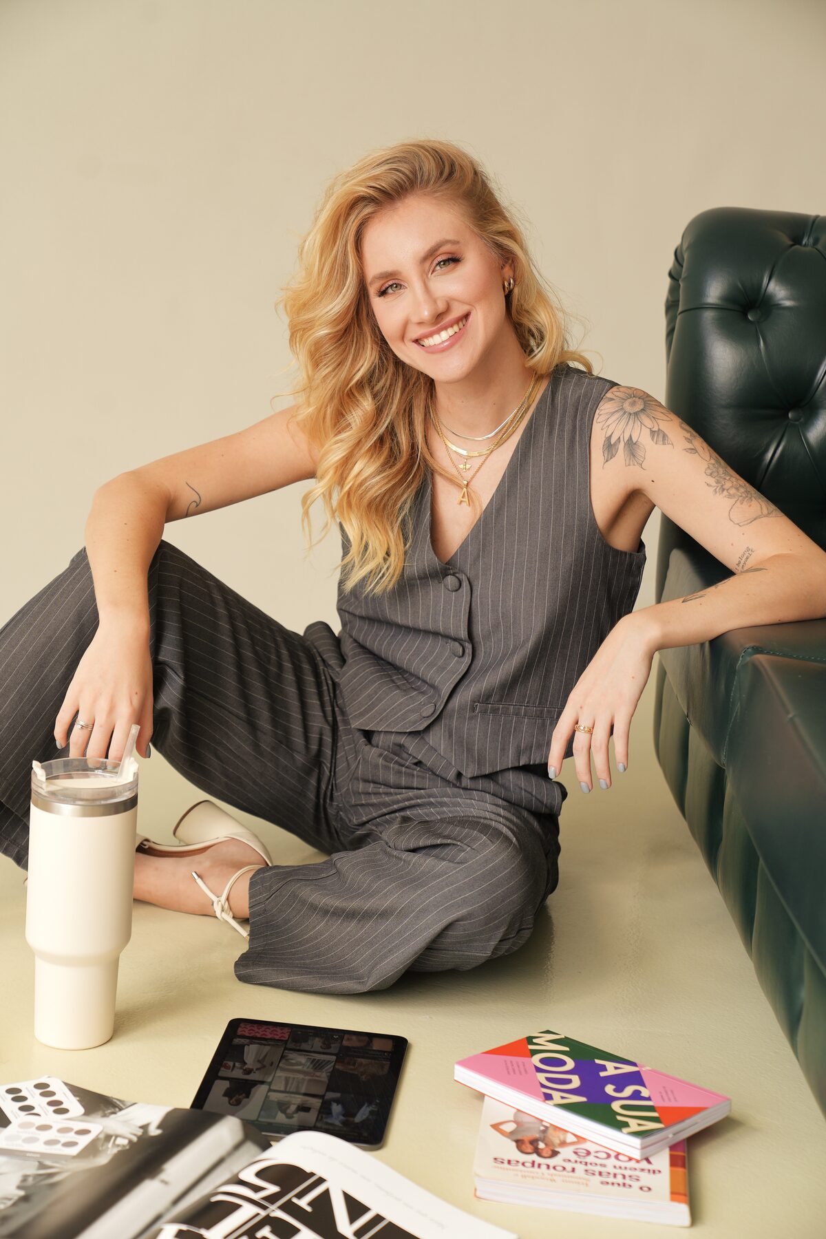 Ana Paula Bora com livros de moda